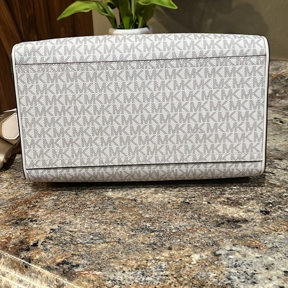 Michael Kors NWT Medium Duffle Satchel Crossbody Bag Travel Vanilla - Picture 5 of 8